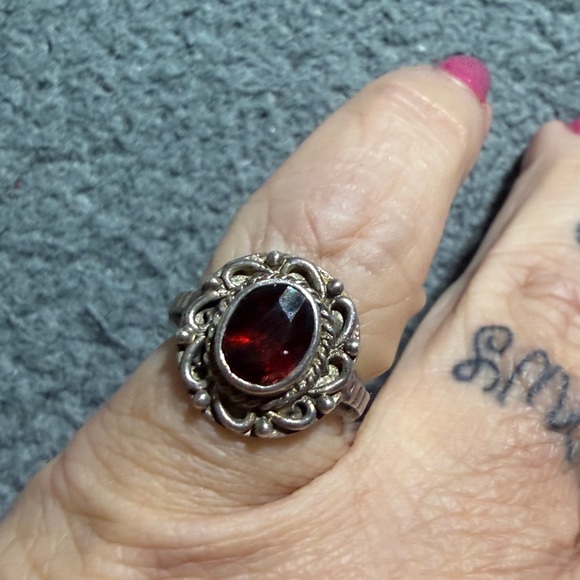 Vintage Sterling silver Garnet Ring Size 4.5. (3) - Picture 5 of 8
